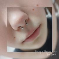 /album/fotogalerie-piercing/septum-piercing-v-nose-prepazka-jpg/
